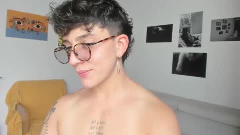 Snapshot of simone_4201 chatting on February 2025 05:37:01 PM Sim. online show from February 2025 05:37:01 PM