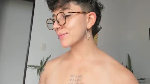 Snapshot of simone_4201 chatting on February 2025 08:40:01 PM Sim. online show from February 2025 08:40:01 PM