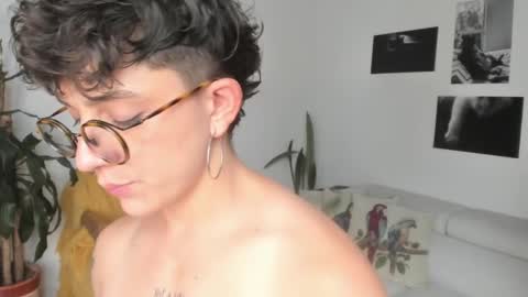 Snapshot of simone_4201 chatting on February 2025 10:43:02 PM Sim. online show from February 2025 10:43:02 PM