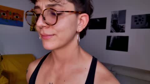 Snapshot of simone_4201 chatting on February 2025 09:47:01 PM Sim. online show from February 2025 09:47:01 PM