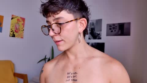 Snapshot of simone_4201 chatting on February 2025 04:03:02 PM Sim. online show from February 2025 04:03:02 PM