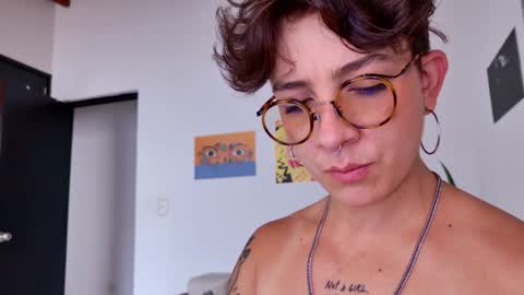 Snapshot of simone_4201 chatting on October 2025 07:42:02 PM Sim. online show from October 2025 07:42:02 PM