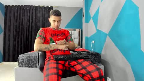 Snapshot of simonkeler chatting on December 2024 05:18:01 AM SIMON KELER online show from December 2024 05:18:01 AM