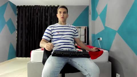 Snapshot of simonkeler chatting on December 2024 08:23:02 PM SIMON KELER online show from December 2024 08:23:02 PM