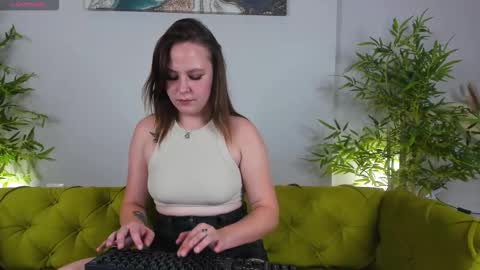 Snapshot of sira_fey chatting on September 2025 08:50:02 AM Sheils online show from September 2025 08:50:02 AM