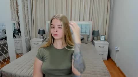 SirenaBloom online show from November 2025 06:34:01 AM