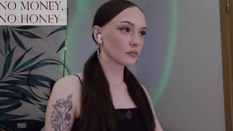 Snapshot of sirenaswhisper chatting on June 2026 06:08:01 PM Goddess Sirena online show from June 2026 06:08:01 PM