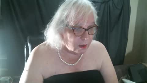 Snapshot of sissydianetx chatting on December 2024 12:37:01 AM Sissy Diane online show from December 2024 12:37:01 AM