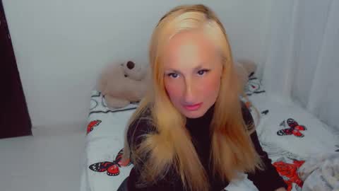 Snapshot of skarlett2072 chatting on December 2025 11:17:01 AM Arlett online show from December 2025 11:17:01 AM