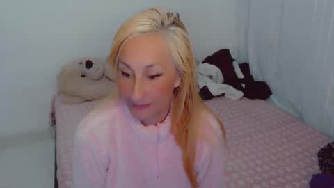 Snapshot of skarlett2072 chatting on January 2026 03:45:02 AM Arlett online show from January 2026 03:45:02 AM