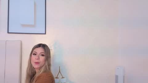 sky_johnson_ online show from November 2025 07:10:01 PM