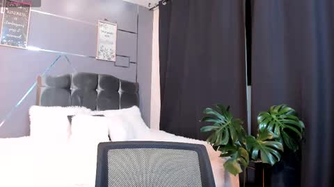 Snapshot of sky_jules chatting on November 2025 03:28:02 AM Daniel online show from November 2025 03:28:02 AM