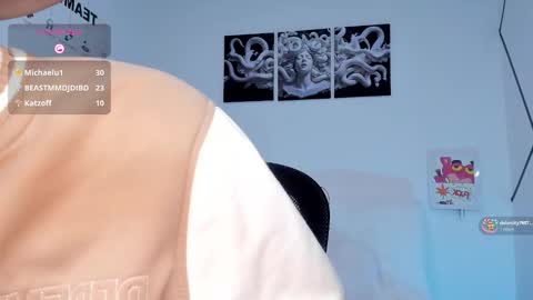 Snapshot of sky_jules chatting on November 2025 09:23:01 AM Daniel online show from November 2025 09:23:01 AM