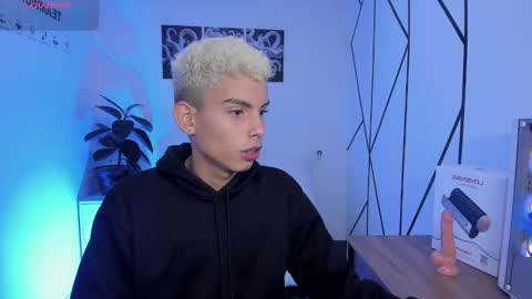 Snapshot of sky_jules chatting on December 2025 02:27:01 AM Daniel online show from December 2025 02:27:01 AM