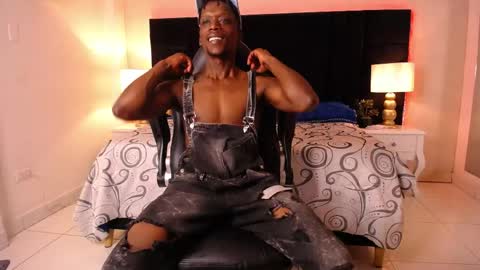 Snapshot of skylerbigxxx chatting on April 2026 04:12:01 AM SKYLERBIGXXX online show from April 2026 04:12:01 AM