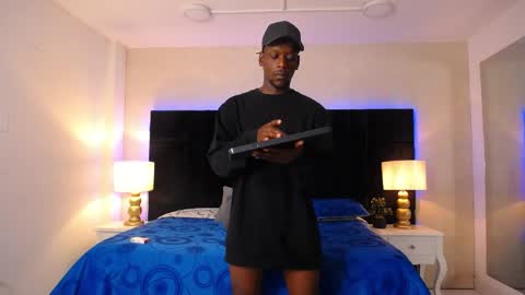 Snapshot of skylerbigxxx chatting on April 2026 05:00:02 AM SKYLERBIGXXX online show from April 2026 05:00:02 AM