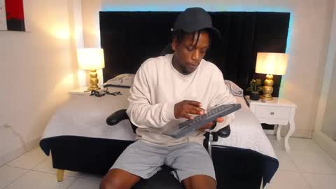 Snapshot of skylerbigxxx chatting on June 2026 04:04:01 AM SKYLERBIGXXX online show from June 2026 04:04:01 AM