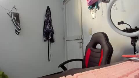 slone03 online show from November 2025 06:56:02 PM