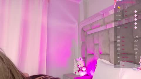 Snapshot of smiling__girl chatting on October 2025 06:08:01 PM online show from October 2025 06:08:01 PM