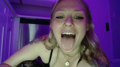 Snapshot of sneakyalicek chatting on January 2025 03:22:02 AM sneakyalicek online show from January 2025 03:22:02 AM