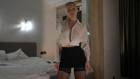 Candice Snow online show from October 2025 03:57:02 PM