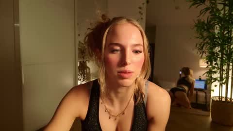 Snapshot of sofiaaaxoxoxo chatting on November 2025 05:45:02 PM Sofia online show from November 2025 05:45:02 PM