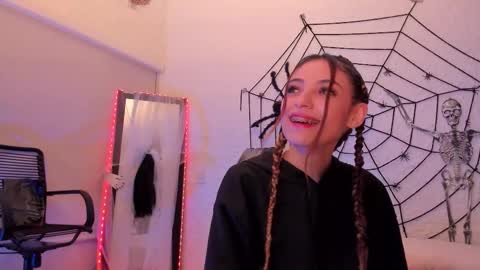 Snapshot of sofiarouge_ chatting on October 2025 08:13:01 AM Sofia Help me reach 5K followers online show from October 2025 08:13:01 AM