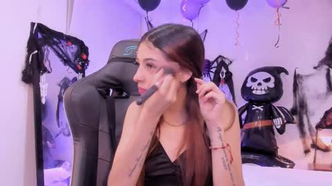 Snapshot of sofiarouge_ chatting on October 2025 08:20:01 PM Sofia Help me reach 5K followers online show from October 2025 08:20:01 PM