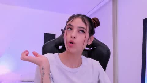 Snapshot of sofiarouge_ chatting on November 2025 08:32:01 PM Sofia Help me reach 5K followers online show from November 2025 08:32:01 PM