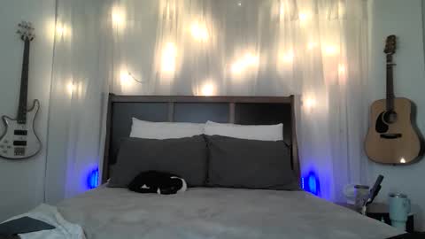 Sofi King online show from April 2026 09:23:01 PM