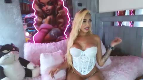 instagram    evalunavelez1. online show from January 2025 07:55:01 PM