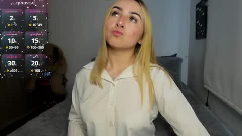 Snapshot of sophi_moreno chatting on February 2025 10:42:02 PM Sofi online show from February 2025 10:42:02 PM