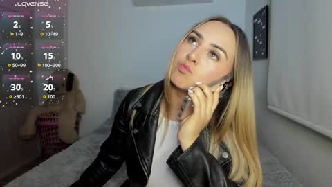 Snapshot of sophi_moreno chatting on November 2025 02:42:02 AM Sofi online show from November 2025 02:42:02 AM