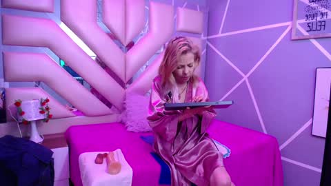     SOPHIA      online show from February 2025 11:09:02 PM