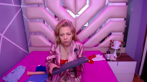     SOPHIA      online show from February 2025 09:59:01 PM