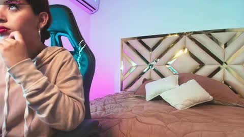 Snapshot of sophia_velvett chatting on April 2026 12:00:02 PM sophia_velvett online show from April 2026 12:00:02 PM