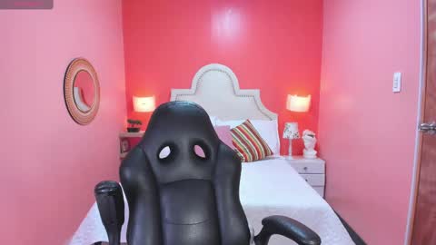 S O P H I E  online show from October 2025 08:52:01 PM