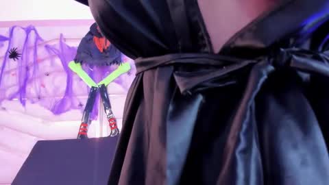 sophie_newton online show from October 2025 12:30:01 PM