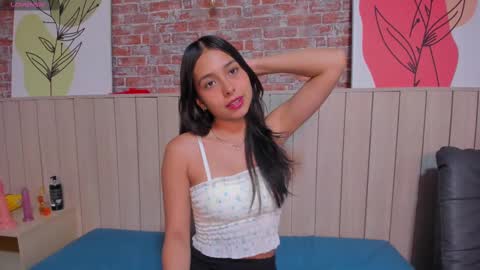 Snapshot of sophiebenson_ chatting on February 2025 03:53:01 PM Sophie online show from February 2025 03:53:01 PM