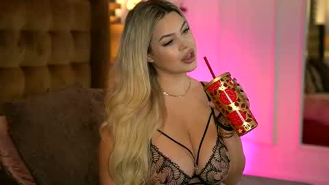 Snapshot of sophieboobsx chatting on October 2025 06:26:01 AM Sophie online show from October 2025 06:26:01 AM