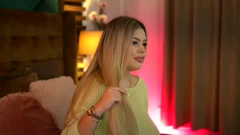 Snapshot of sophieboobsx chatting on November 2025 06:02:02 AM Sophie online show from November 2025 06:02:02 AM