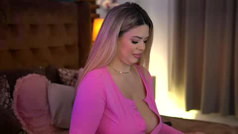 Snapshot of sophieboobsx chatting on December 2025 06:10:01 AM Sophie online show from December 2025 06:10:01 AM