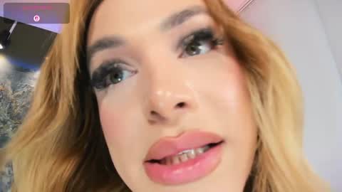Snapshot of sophiehoney_ts chatting on April 2026 07:07:02 PM SAMANTHA online show from April 2026 07:07:02 PM