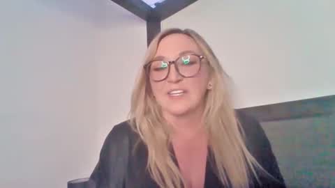 Sophie Taylor online show from December 2025 12:51:01 AM