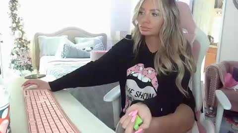 Snapshot of southernbarbii chatting on December 2024 04:29:02 PM Your Barbii online show from December 2024 04:29:02 PM