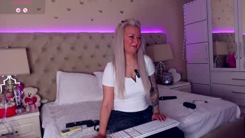 Snapshot of spicygirls chatting on April 2026 09:46:01 AM Alicia online show from April 2026 09:46:01 AM