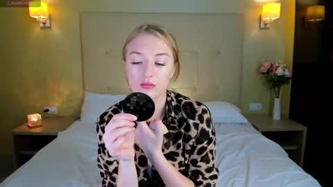 Snapshot of stacy_riiver chatting on November 2025 09:30:01 AM Stacy Mon Tue Wed Thu Fri Sun GMT GMT 3 1000am - 0400pm online show from November 2025 09:30:01 AM