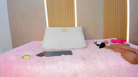 Snapshot of stephany_summer chatting on October 2025 03:43:01 AM Stephany online show from October 2025 03:43:01 AM