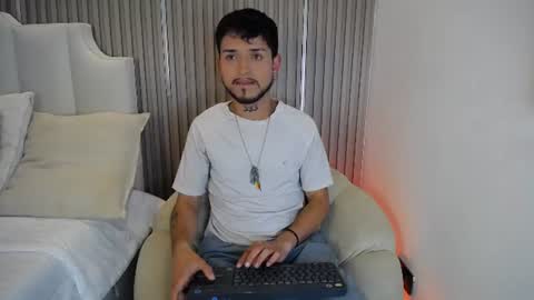 Snapshot of steven_skiing chatting on August 2026 04:33:01 AM STEVEN online show from August 2026 04:33:01 AM