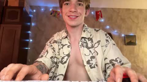 Snapshot of stralght_twinks chatting on July 2026 10:21:02 AM Ray online show from July 2026 10:21:02 AM